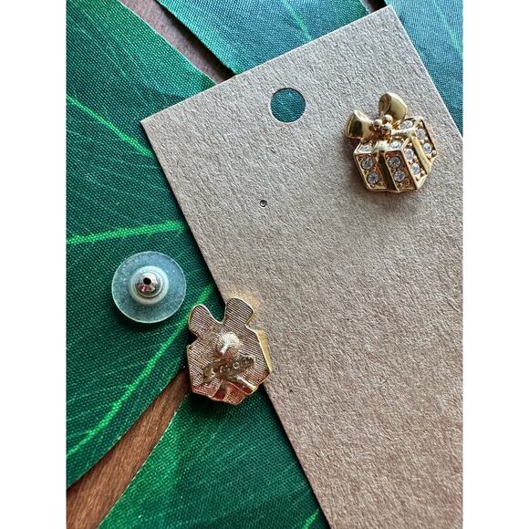 BOGO FREE AVON POST EARRINGS PRESENT - Picture 6 of 6